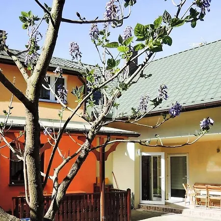 Semi-Detached House, Lukecin *